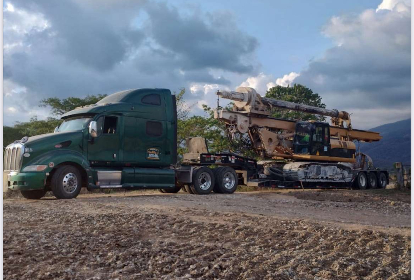 Traslado de perforadora en plataforma, lista para llegar a obra